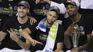 Da sinistra: Klay Thompson, Stephen Curry e Kevin Durant festeggiano il titolo NBA appena conquistato dai Golden State Warriors