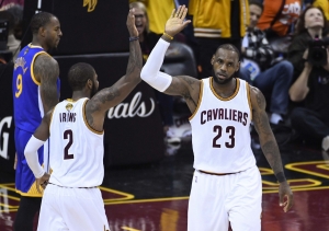 Kyrie Irving e LeBron James: le loro grandi prestazioni non sono bastate ai Cavs per arginare la marea Warriors
