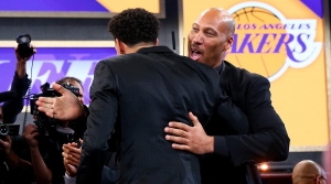 LaVar Ball abbraccia il figlio Lonzo perché scelto dai Los Angeles Lakers