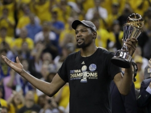 Kevin Durant con il Bill Russell Trophy, destinato all'MVP delle Finals