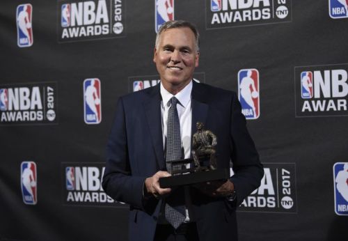 Mike d'Antoni con il premio "miglior allenatore"