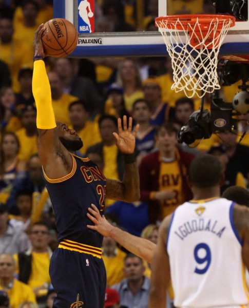 LeBron James dei Cavs in game 1 contro la difesa Warriors