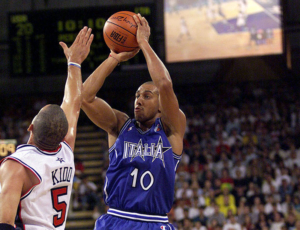 Carlton Myers in azione contro Jason Kidd