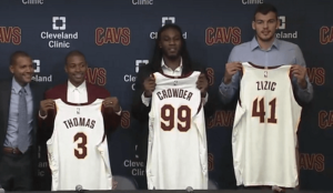 Thomas, Zizic e Jae Crowder durante la presentazione alla stampa.png