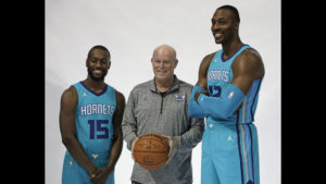 Kemba Walker (a sinistra) e Dwight Howard. Tra loro, coach Steve Clifford