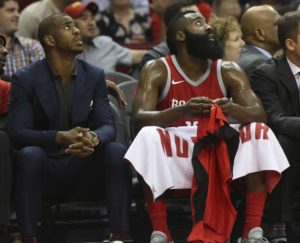 Chris Paul (a sinistra), fresco di rientro, e James Harden