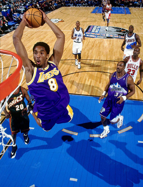 Kobe schiaccia sotto gli occhi delle star NBA all'ASG 1998
