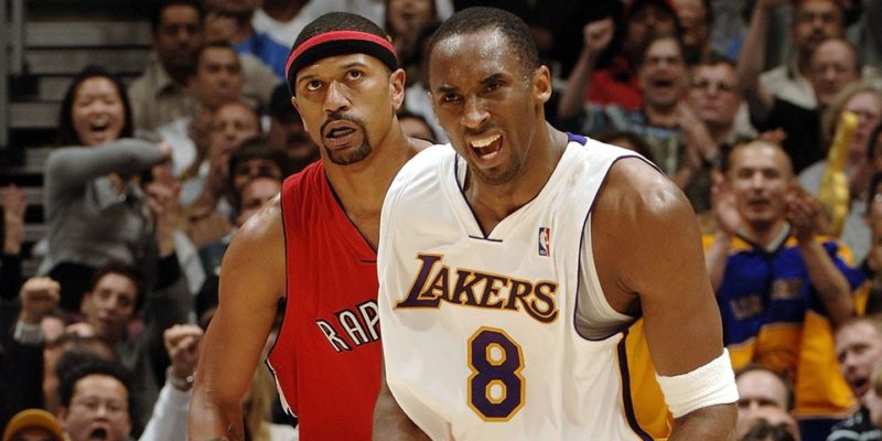 Uno smarrito Jalen Rose osserva un onnipotente Kobe Bryant