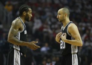 Momento delicato per gli Spurs di Kawhi Leonard (a sinistra) e Manu Ginobili