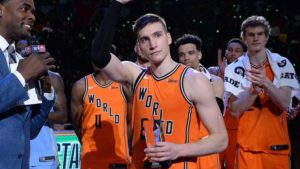 Bogdan Bogdanovic, MVP del Rising Stars Challenge, applaudito dai compagni di Team World