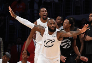 L'esultanza di LeBron James e Kevin Durant , vittoriosi all'ultimo All-Star Game