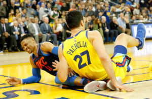 Zaza Pachulia 'crolla' sulla gamba di Russell Westbrook durante Thunder - Warriors