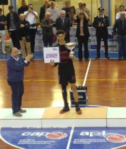 Jaxson Hayes riceve il premio di MVP della competizione