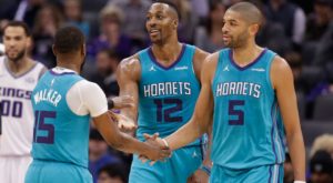 Kemba Walker (#15), Dwight Howard (#12) e Nicolas Batum (#5)