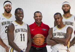 Coach Alvin Gentry con Anthony Davis, DeMarcus Cousins (dietro, da sinistra), Jrue Holiday e Rajon Rondo (davanti)