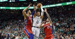 Esordio ai playoff da assoluti protagonisti per Ben Simmons (Sixers, a siistra) e Jayson Tatum (Celtics)