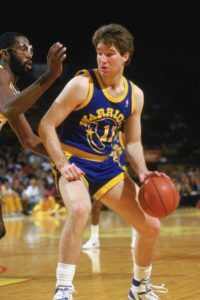 Il rookie Chris Mullin con la divisa utilizzata dagli Warriors fino al 1989
