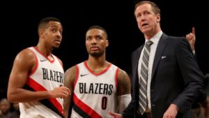 Da sinistra, C.J. McCollum, Damian Lillard e Terry Stotts