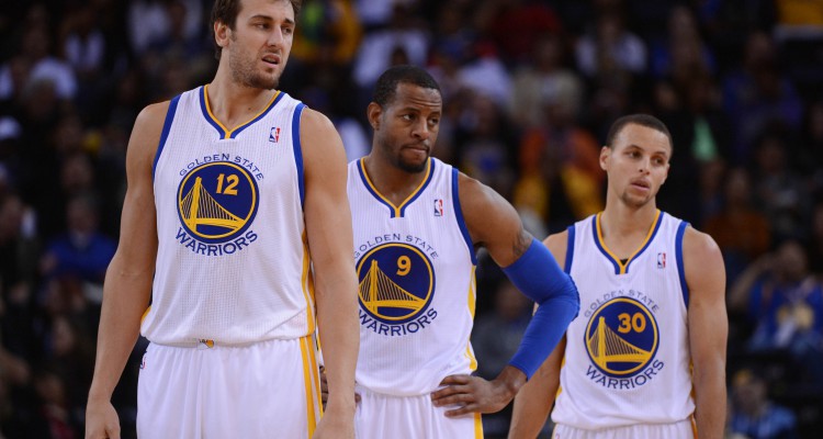 Andrew Bogut (#12), Andre Iguodala (#9) e Stephen Curry (#30)