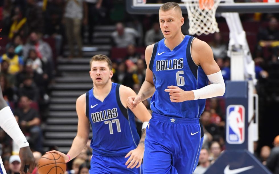 I Mavs di Luka Doncic (#77) e Kristaps Porzingis sono tra le rivelazioni di questo 2019/20