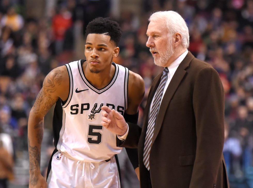Coach Gregg Popovich dà istruzioni a Dejounte Murray