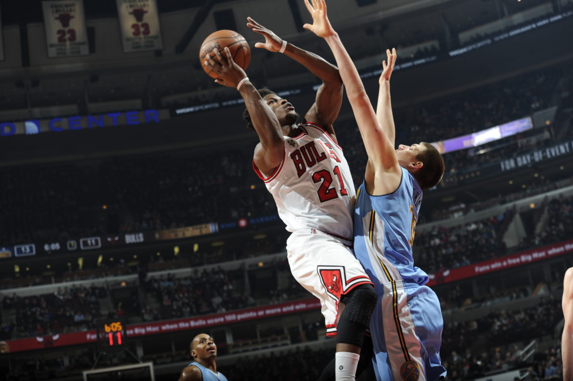 Jimmy Butler dei Chicago Bulls contro Nurkic dei Denver Nuggets