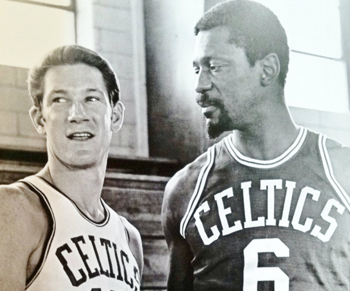 John Havlicek-Passaggio di testimone: Bill Russell (a destra) to John Havlicek (a sinistra)
