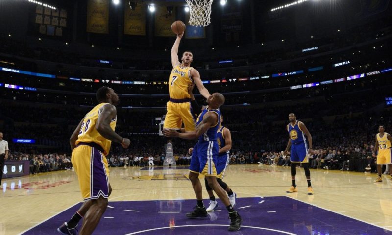 Larry Nance Jr. dunk