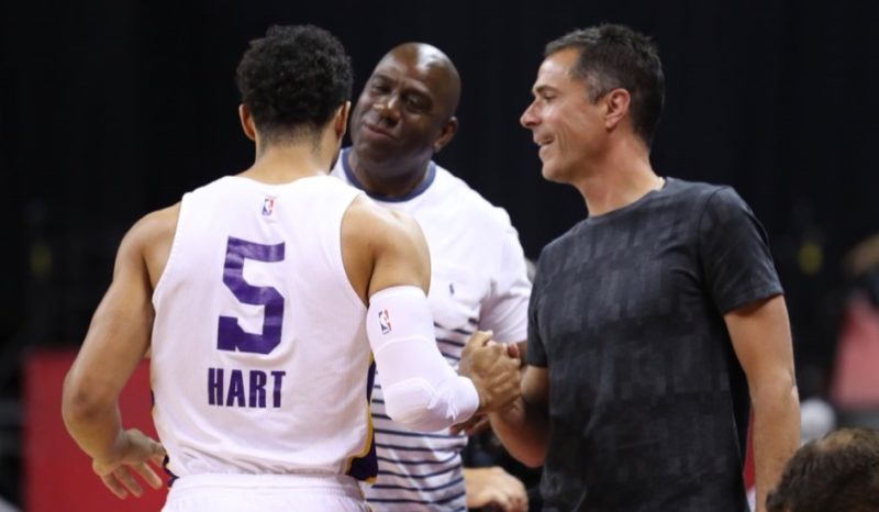 Una poltrona per due-Josh Hart, Magic Johnson and Rob Pelinka at Las Vegas Summer League