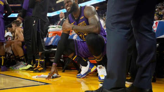 LeBron James, Los Angeles Lakers vs Golden State Warriors at Oracle Arena