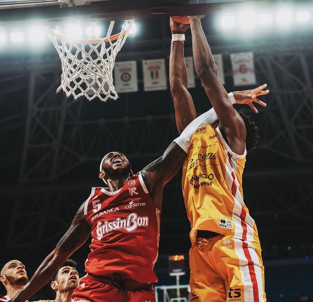 Paul Eboua sotto canestro