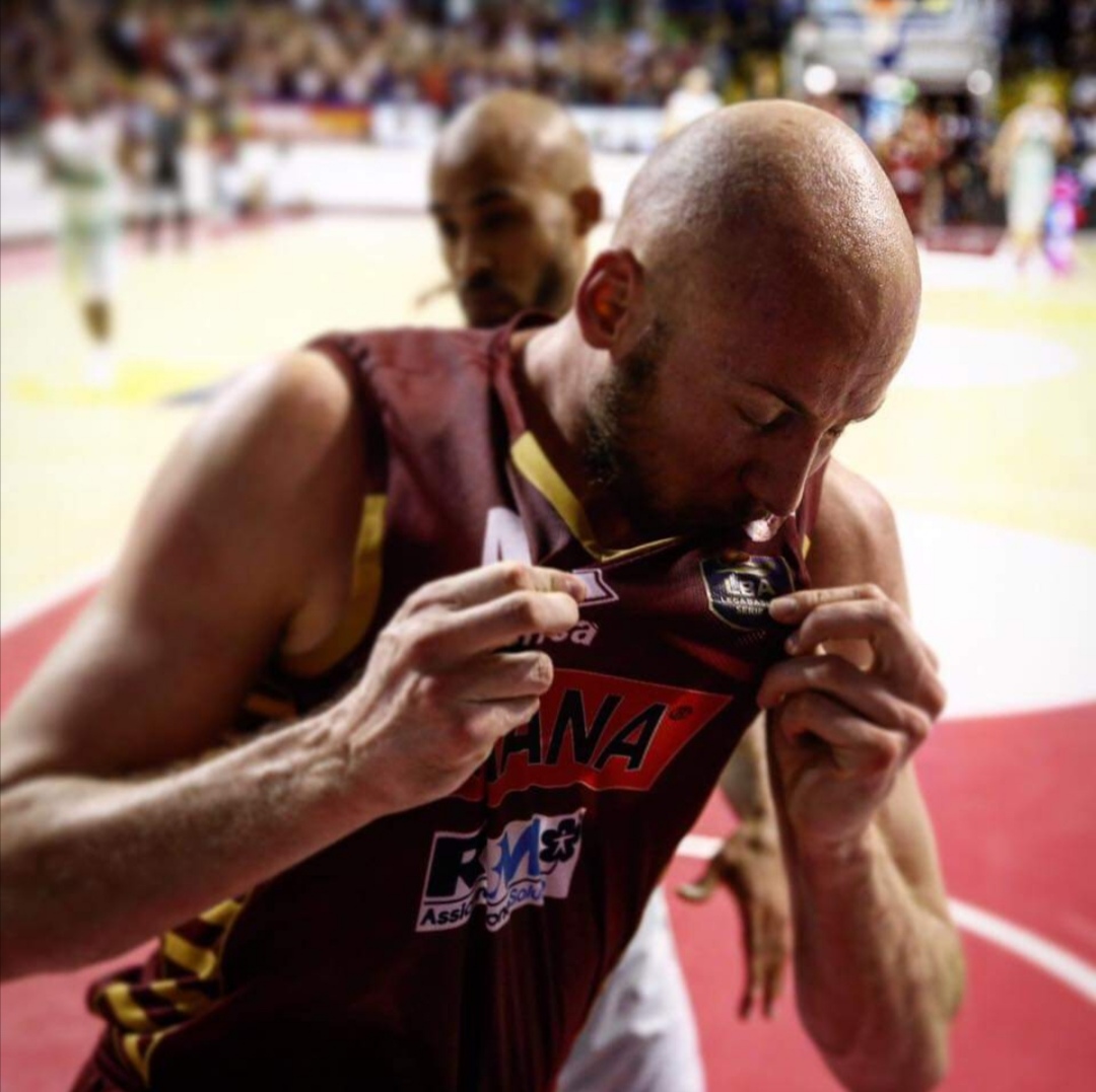 Il bacio di maglia di Peric a Venezia