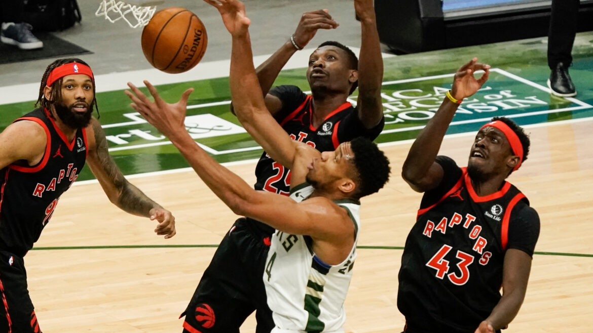 I-Milwaukee-Bucks-cadono-in-casa-contro-i-Raptors-è-la-quarta-sconfitta-consecutiva