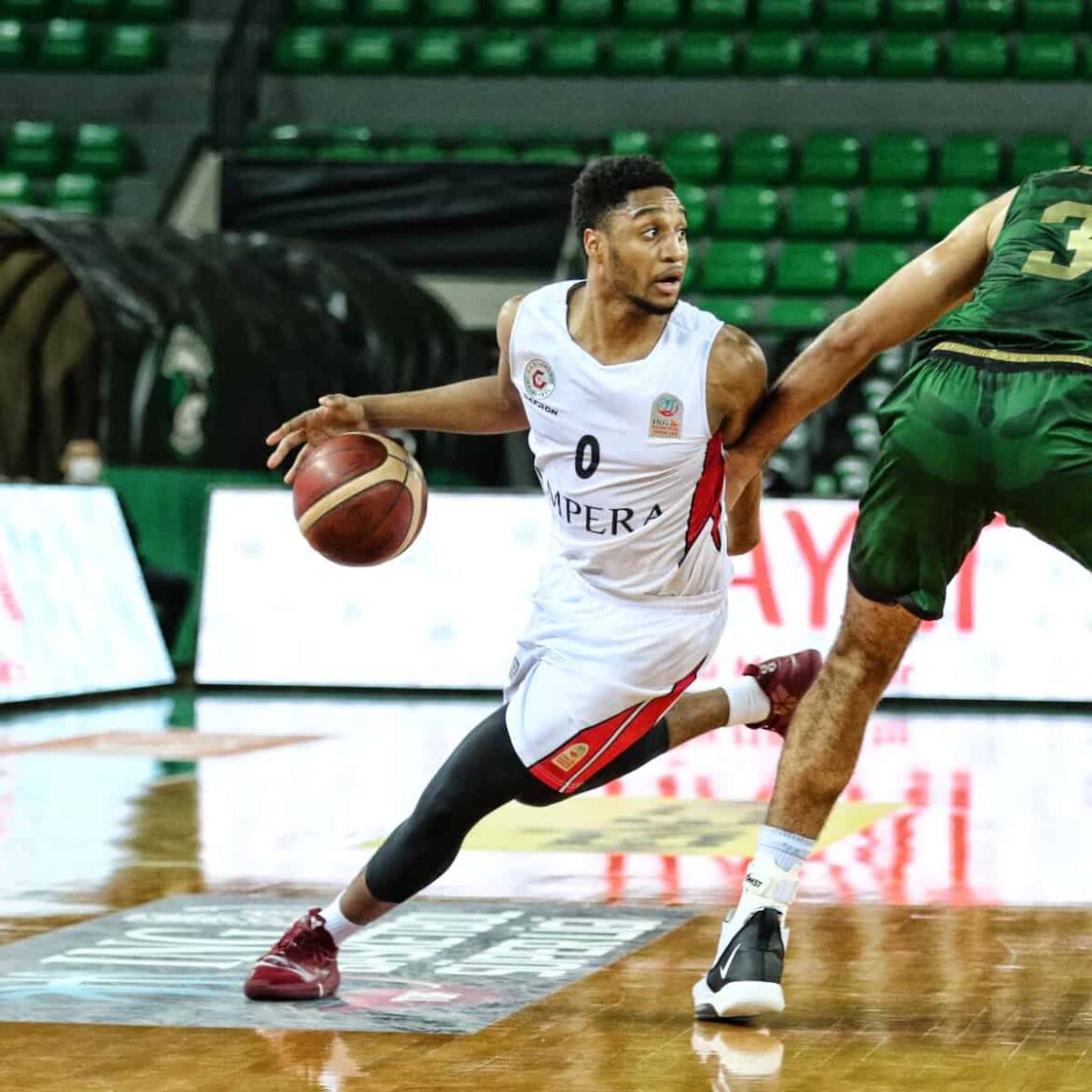 Brynton Lemar firma con Reggio Emilia