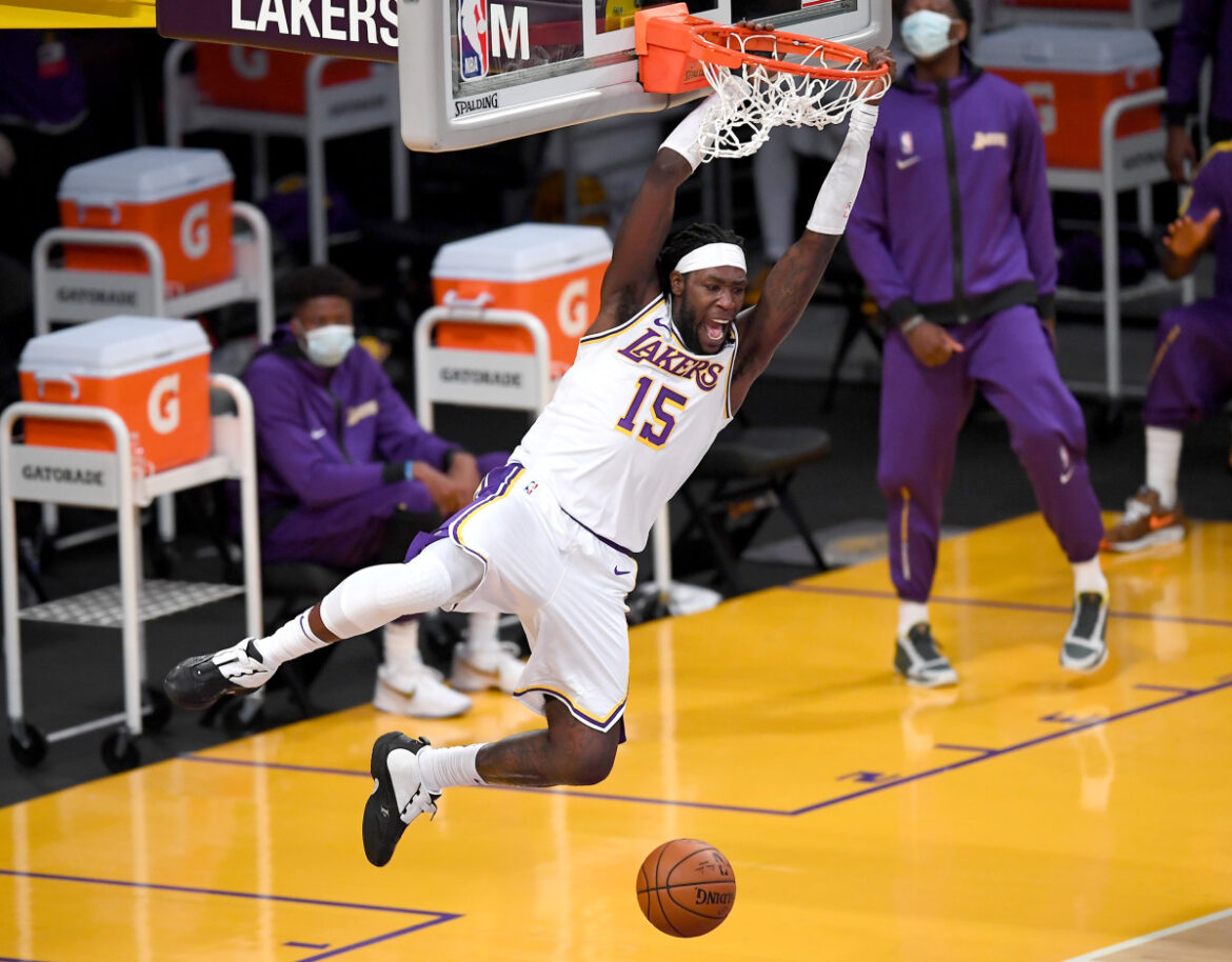 Harrell con una schiacciata a due mani