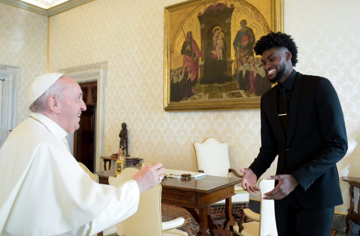 papa francesco basket