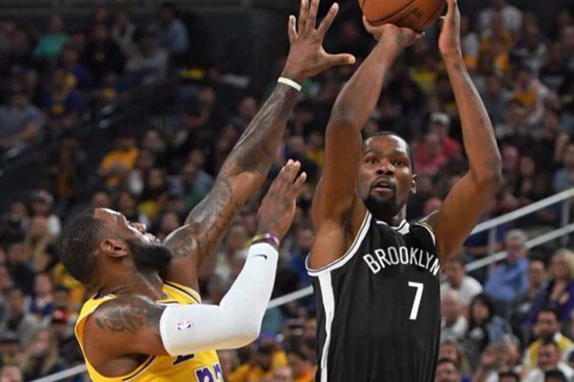 Durant tira contro James in una gara tra Nets e Lakers