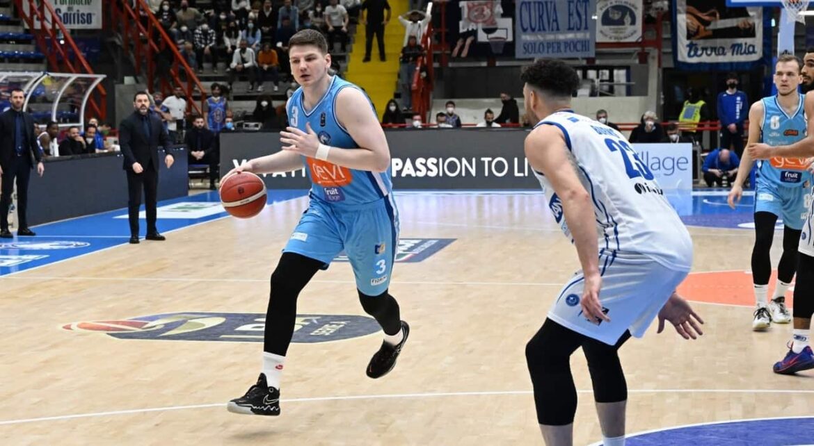 Gudaitis trascina Napoli alla salvezza