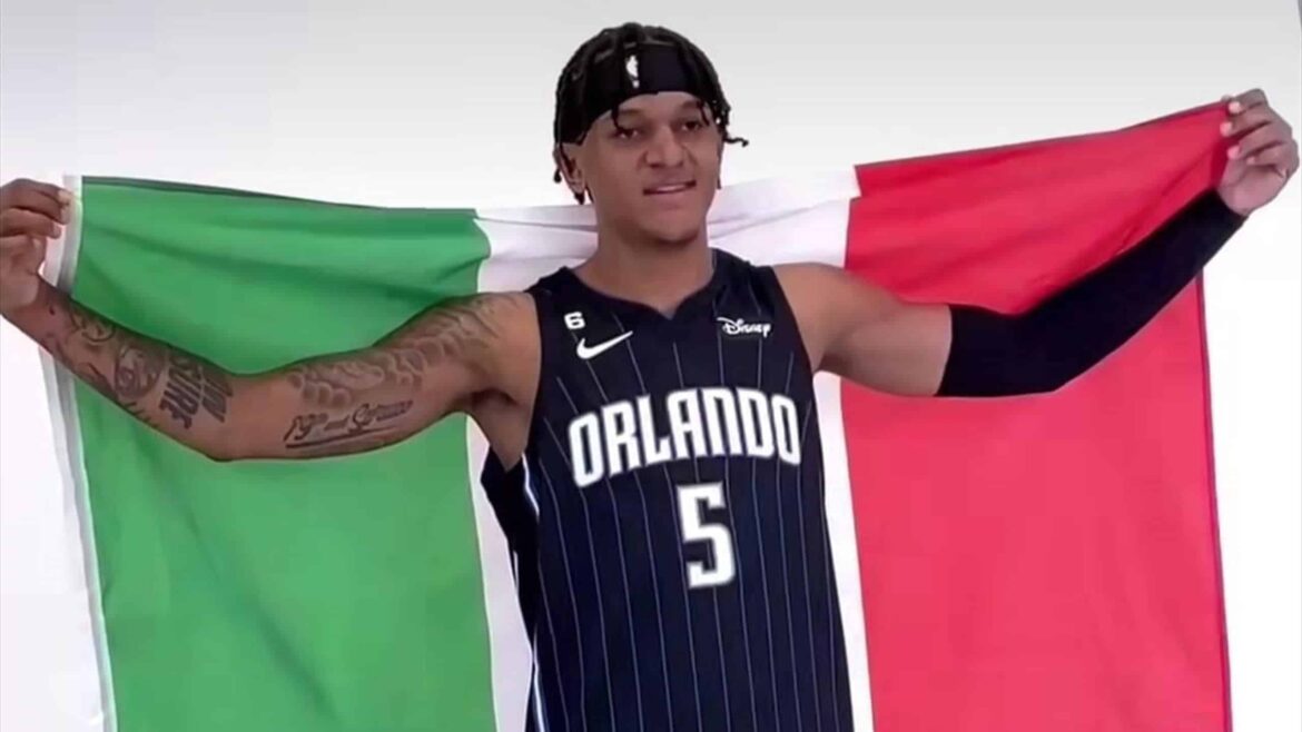 Paolo Banchero con la bandiera italiana