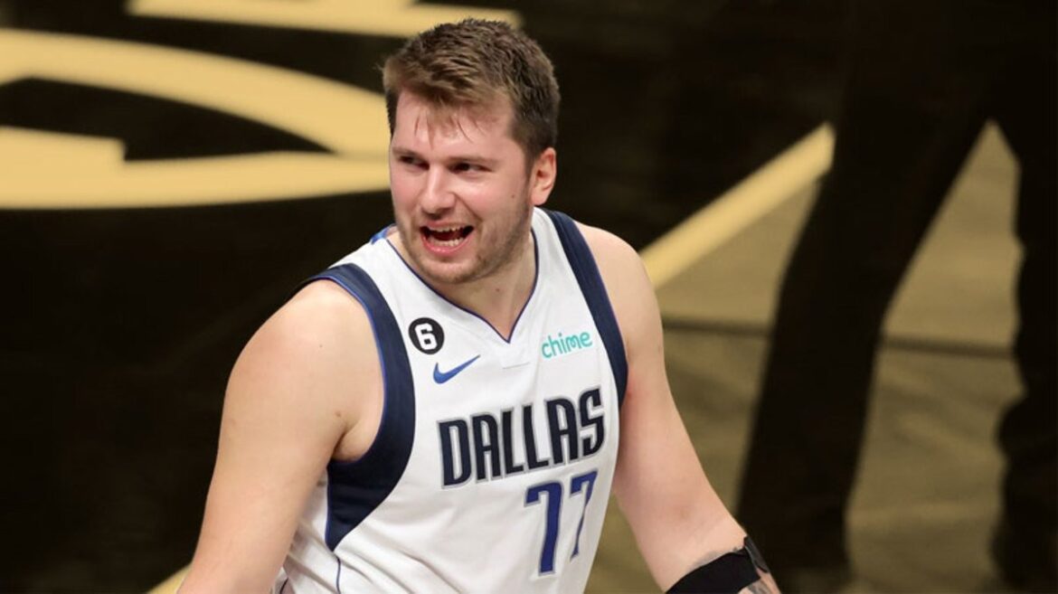 Fan lancia bicchiere Luka Doncic