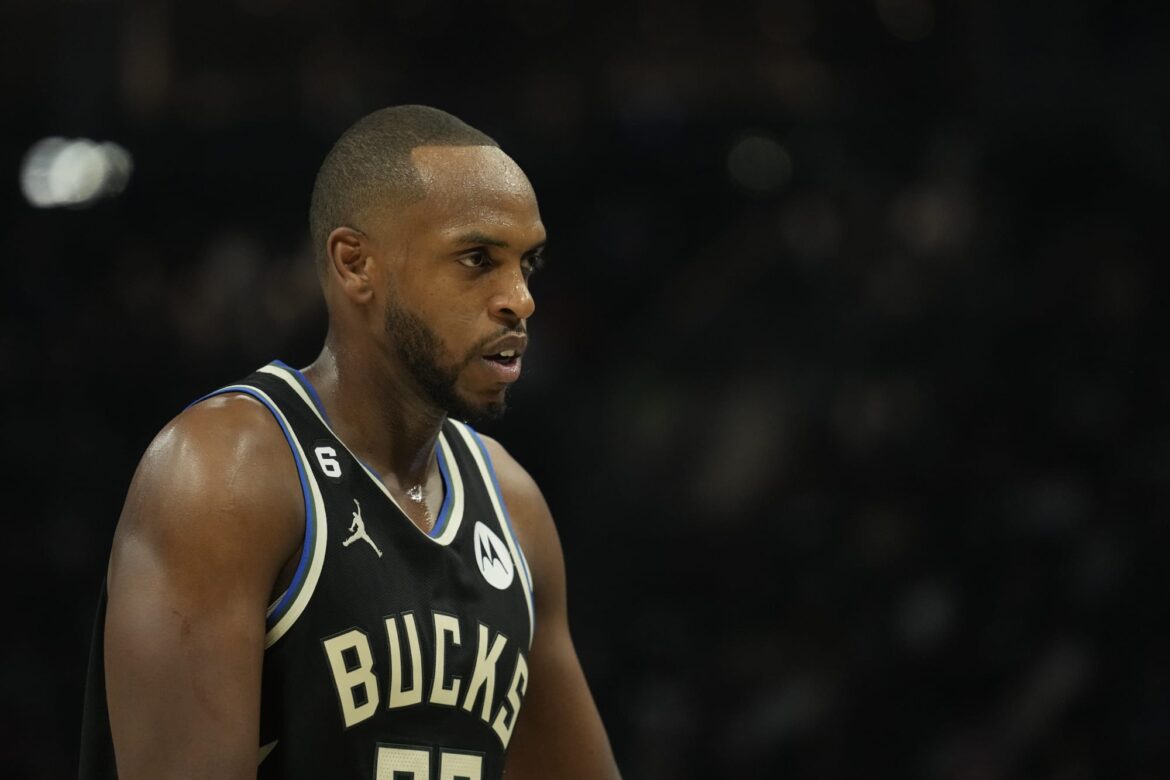 Appena rientrato, i Milwaukee Bucks rischiano di dover perdere ancora per infortunio Khris Middleton, ecco cosa è successo