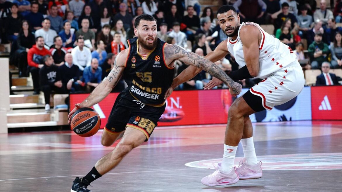 Mike James in azione nel match di Eurolega tra Monaco ed Olimpia Milano.