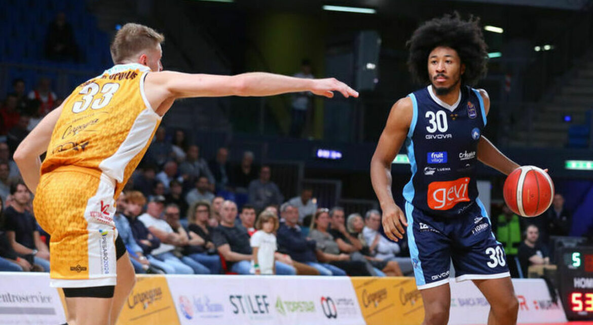 un super Elijah Stewart porta Napoli alla vittoria