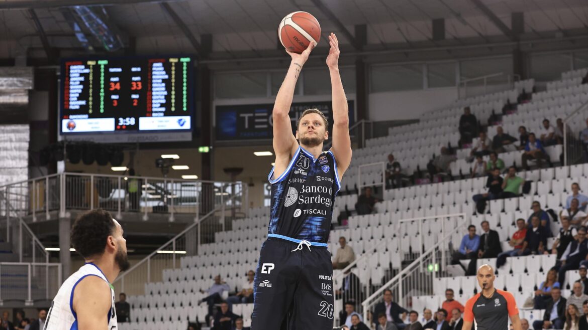 Bendzius al tiro con la Dinamo Sassari.