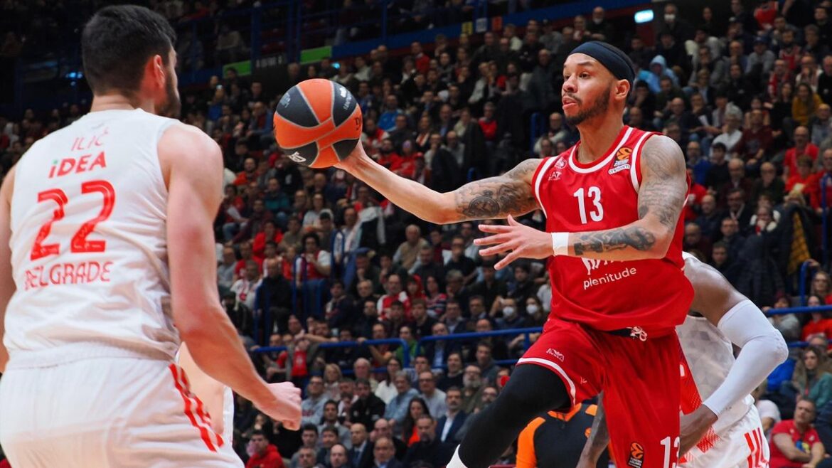 Shabazz Napier in azione con l'Olimpia Milano.
