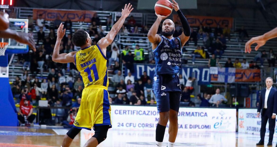 Chris Dowe firma con la Bertram Tortona