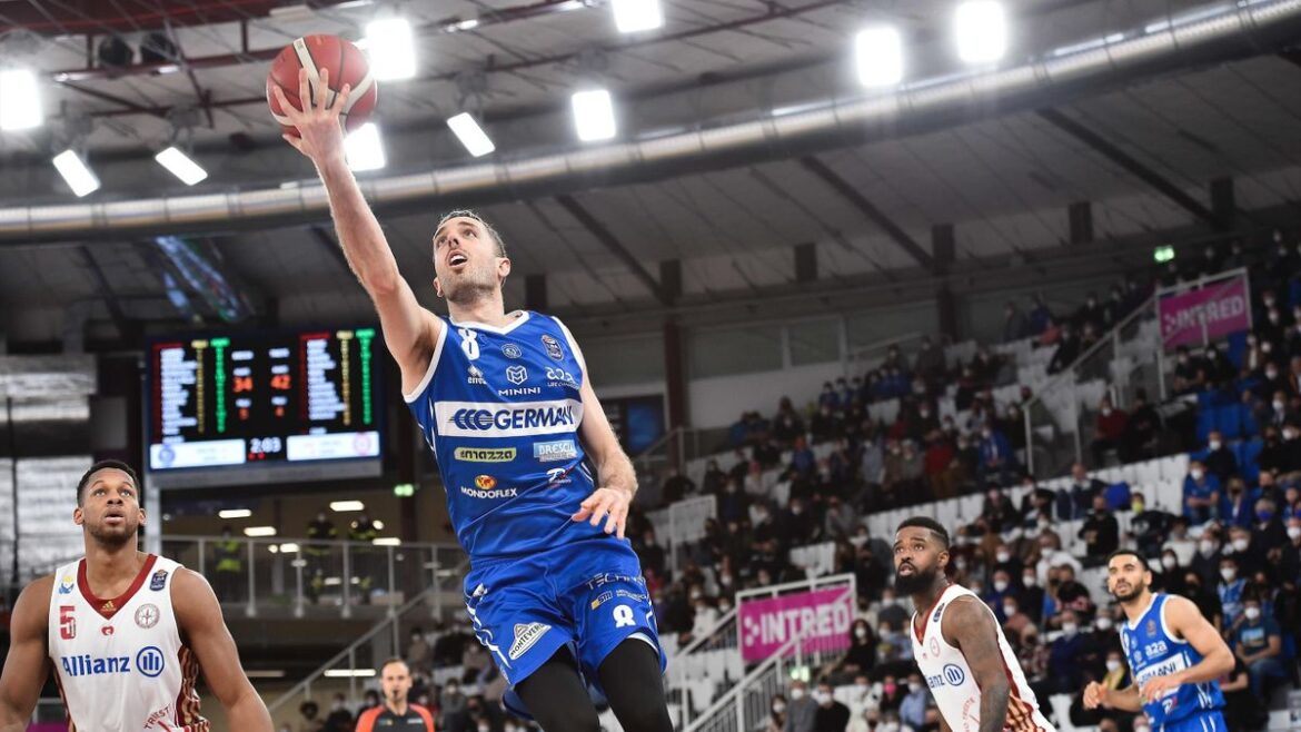 Amedeo Della Valle in azione con la Germani Brescia contro l'Allianz Trieste