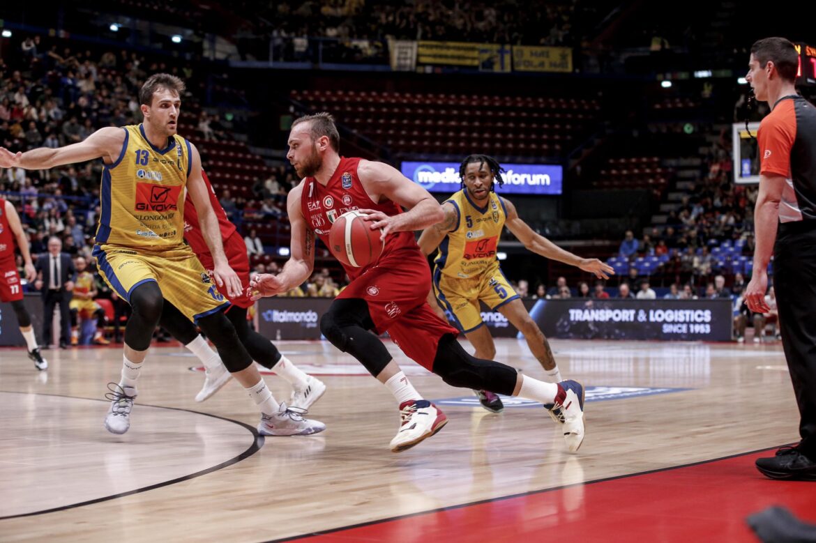 Stefano Tonut in azione nel match di LBA tra Olimpia Milano e Givova Scafati