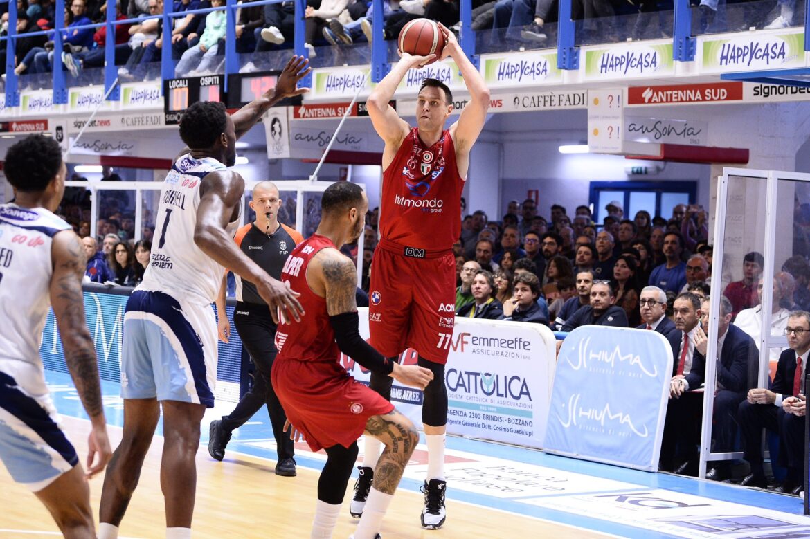 Johannes Voigtmann in azione in Happy Casa Brindisi Olimpia Milano