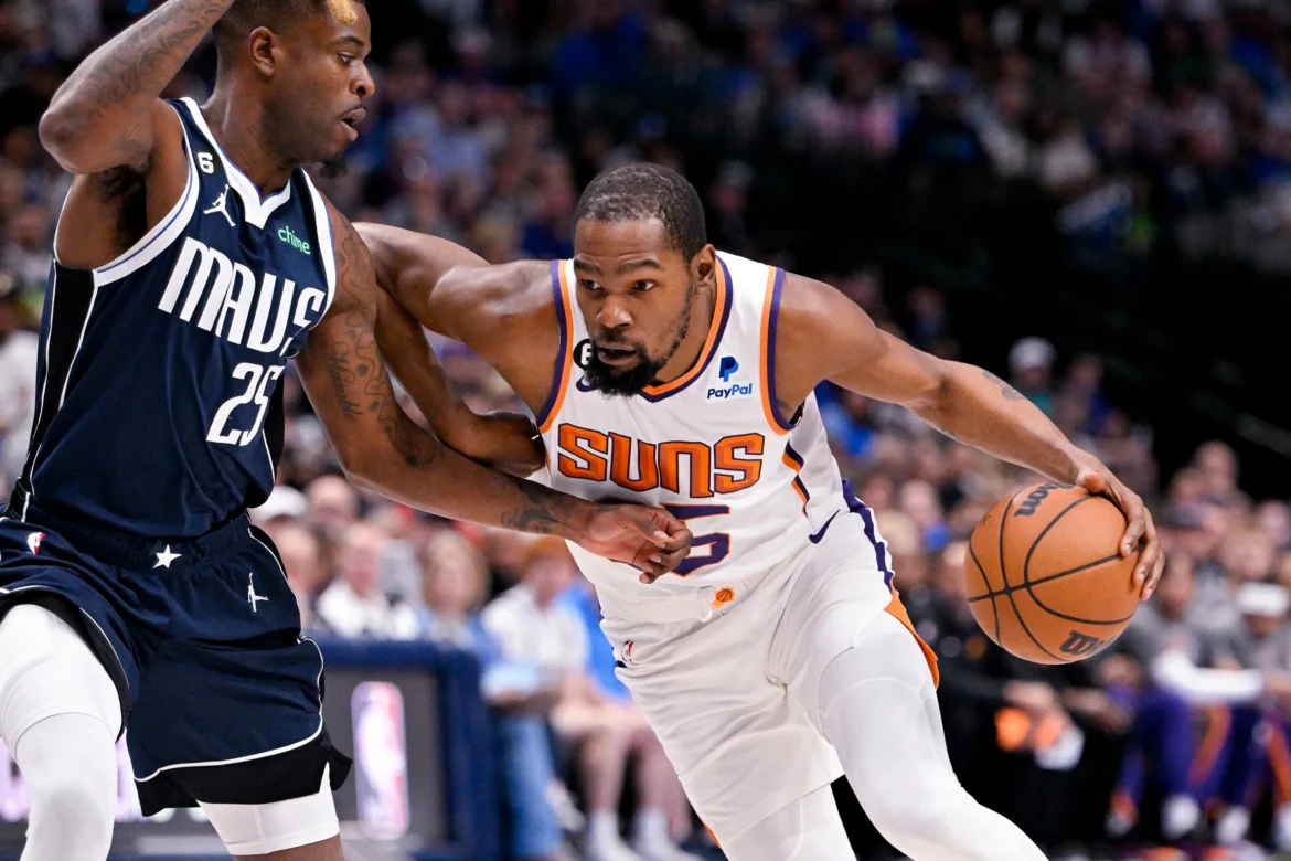 kevin durant in azione con i suns